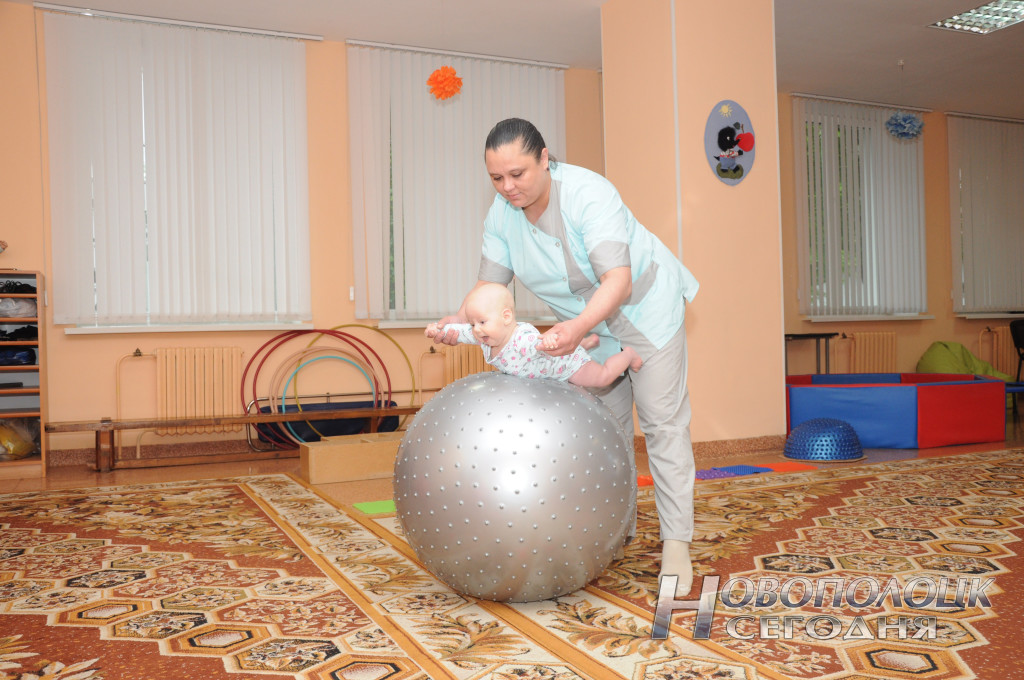 Инструктор по ЛФК Татьяна Хомич заботится о здоровье малышей