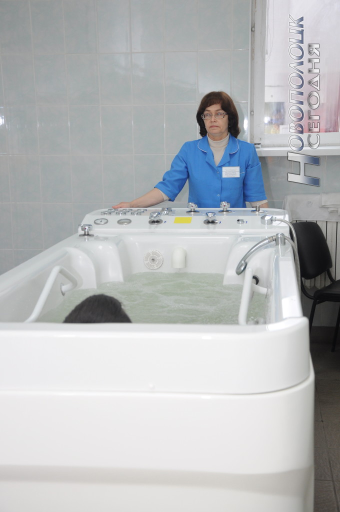 Медсестра Нина Иванова проводит водолечебные процедуры