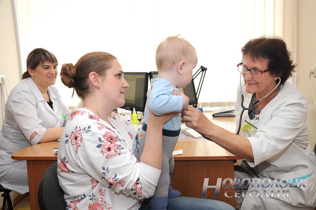 Заведующая I педиатрическим отделением Даната Лавринович ведет прием вместе с участковой медсестрой Екатериной Шевалдиной