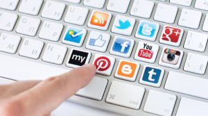 акцент на интернет и соцсети