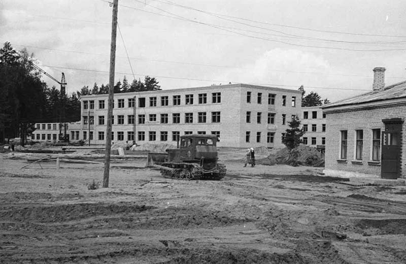 КП 2203-191 Возведены первые корпуса больницы посёлка 1959г