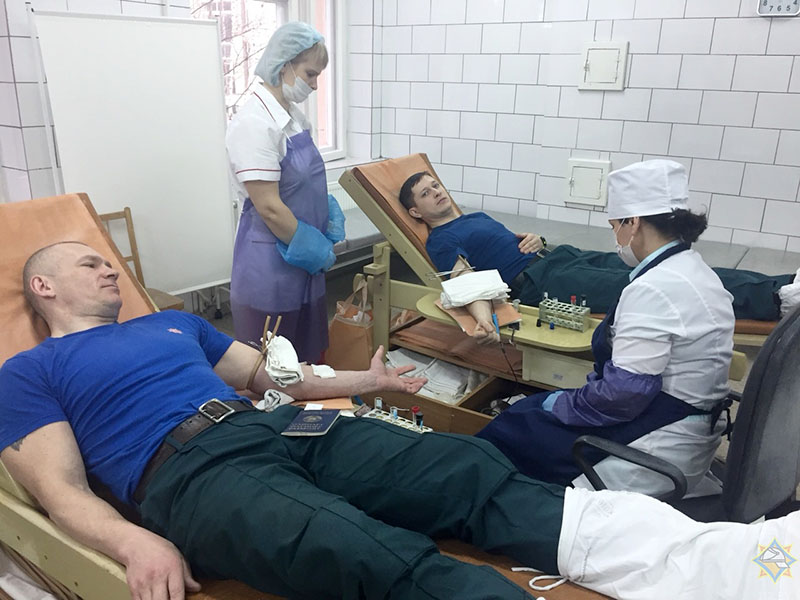 Novopolockie spasateli prisoedinilis' k donorskoj akcii (2)_