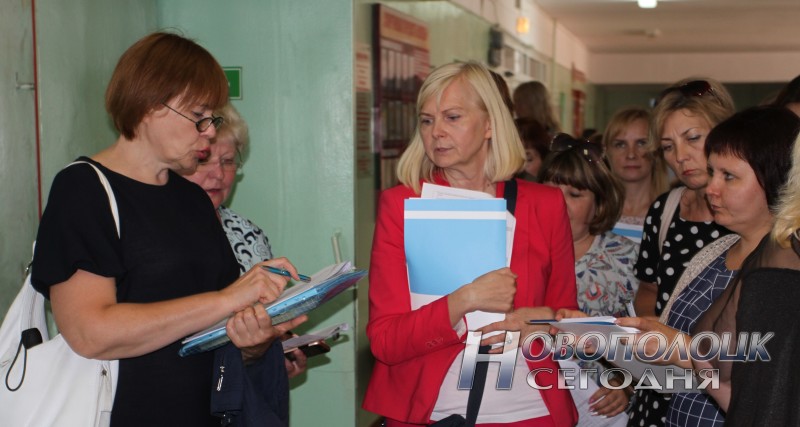 Оценку доступности здания СШ №11  проводит Наталья Лазовская (справа) 