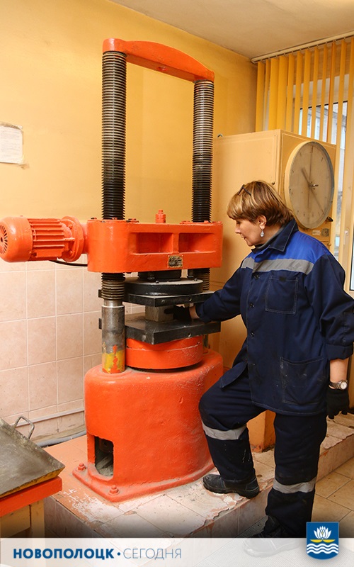 Лаборант отдела контроля качества продукции  Елена Бурмагина проводит испытание  бетона на прочность