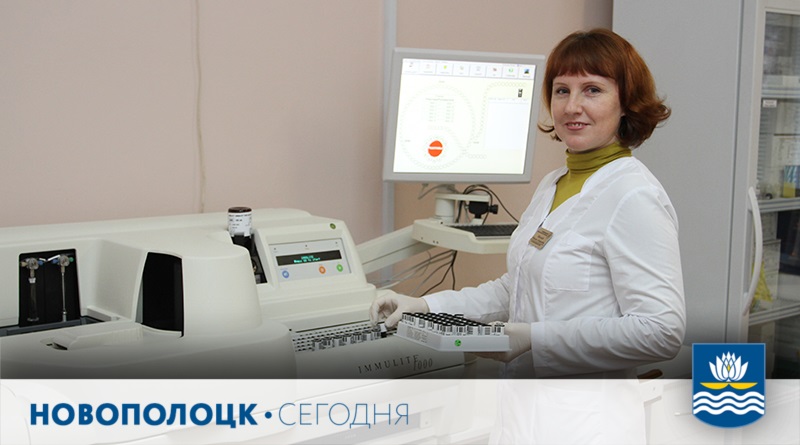 Врач Светлана Васильева загружает пробы для иммунохимического анализа 