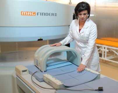 Валентина Юганова демонстрирует магнитно-резонансный томограф