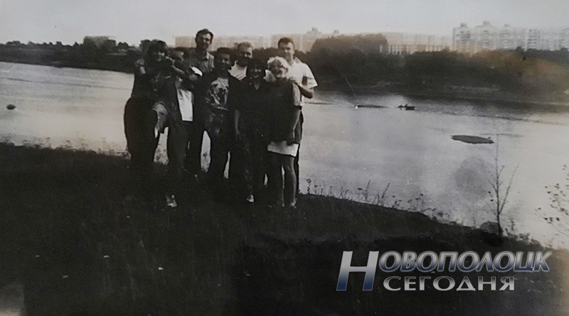 Бывшие жители деревни Зуи на берегу реки Двина. На заднем плане – Новополоцк, 1990-е гг.___