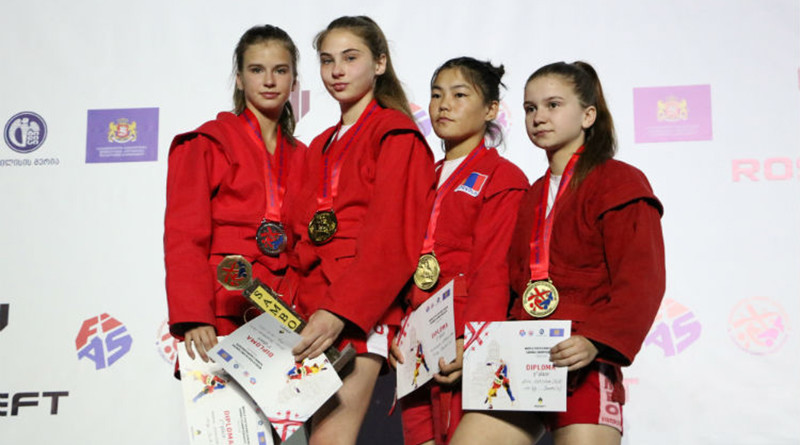 На фото Алина Рубцова крайняя справа