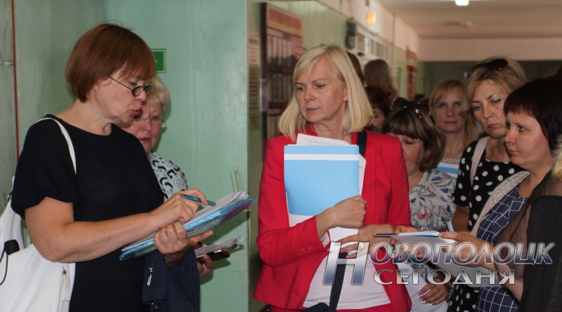 Оценку доступности здания СШ №11 
проводит Наталья Лазовская (справа)
