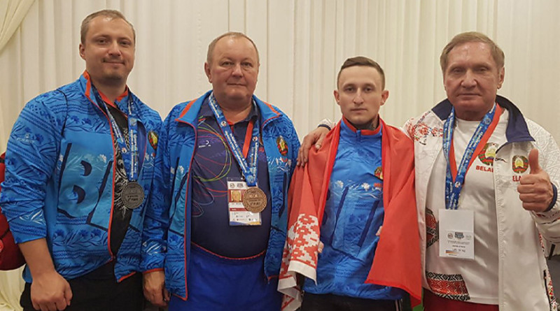 Геннадий Лаптев (второй справа). Фото weightlifting.by