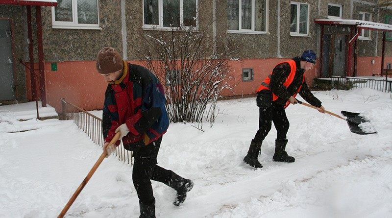 школьники чистят снег (1)