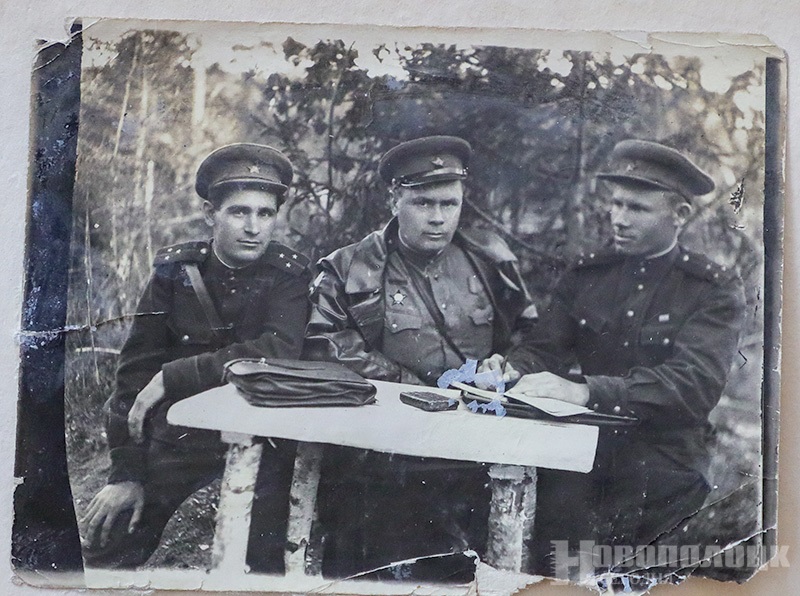 В центре Георгий Данилович с товарищами в полевом  кабинете 67-й армии