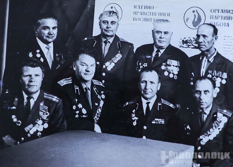 Г.Цепляев (в верхнем ряду второй справа) с новополоцкими ветеранами