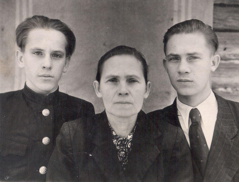 Братья Котырло с мамой, 1954 год