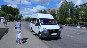 Новополоцкие пассажиры жалуются: в некоторых маршрутных такси наклейки для безналичной оплаты есть, а мобильное приложение их не воспринимает
