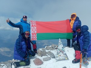 Спасатели из Витебской области развернули на вершине Эльбруса флаг Беларуси