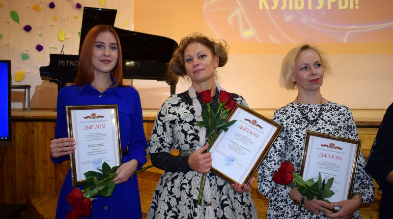 В числе награжденных - учитель ДХШ имени И.Ф.Хруцкого Ирина Башун (справа)