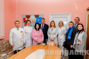 В Новополоцком роддоме поздравили мам, родивших малышей в день 85-летия Витебской области