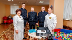 Сотрудники Новополоцкого ГОВД передали детской поликлинике два новых медицинских аппарата