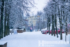 Морозные дни: имеют ли право родители оставить ребенка дома и в каком случае отменяют занятия официально