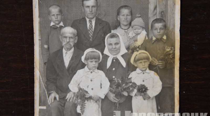 Вместе с бабушкой (Соня слева)