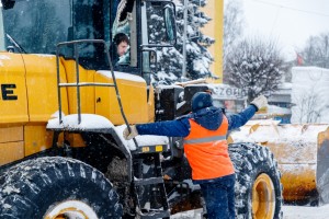 В Новополоцк вновь вернулись снегопады. Работы по расчистке дорог продолжаются