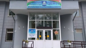 Председатель горисполкома Игорь Бурмистров поздравляет с 25-летием со дня основания учреждения работников и ветеранов Новополоцкого ТЦСОН