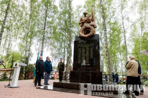 В Новополоцке состоялось торжественное открытие обновленного памятного знака на братской могиле советских воинов и партизан