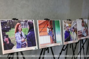 «Необычный ракурс». Фотовыставку о женщинах в журналистике представили на медиафоруме в Гродно