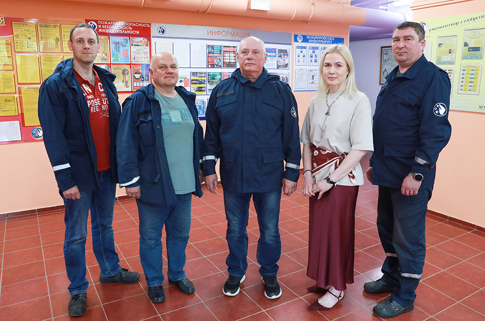Александр Русак (в центре) вместе с коллегами по работе