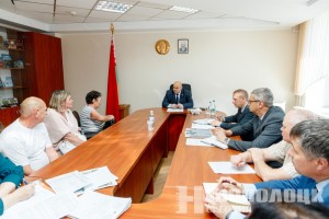 Председатель горисполкома Игорь Бурмистров провел личный прием граждан, а также прямую телефонную линию.