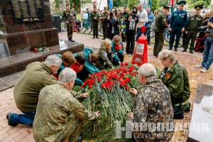 В микрорайоне Боровуха состоялась церемония перезахоронения останков трех советских летчиков