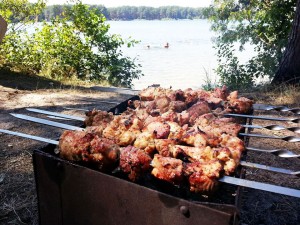 Шашлык без риска: как выбрать мясо, правильно замариновать и сохранить готовое блюдо в жару