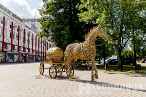 Новую композицию в виде золотой лошади установили у Дома торговли