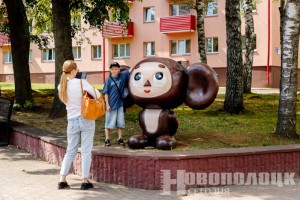 У магазина «Детский» установили новую фигуру всеми любимого мультгероя