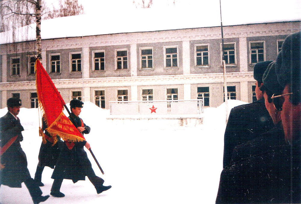 Торжественное построение полка на плацу, 1996г.