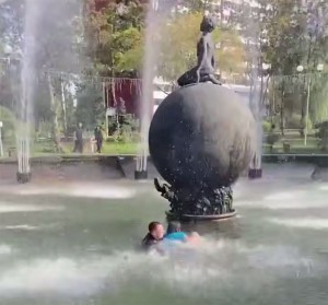 В Новополоцке спасатели помогли женщине, застрявшей в фонтане