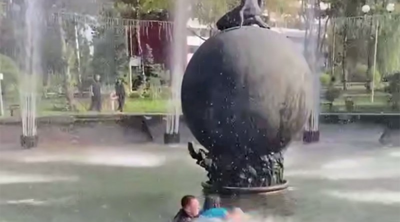 женщина в фонтане