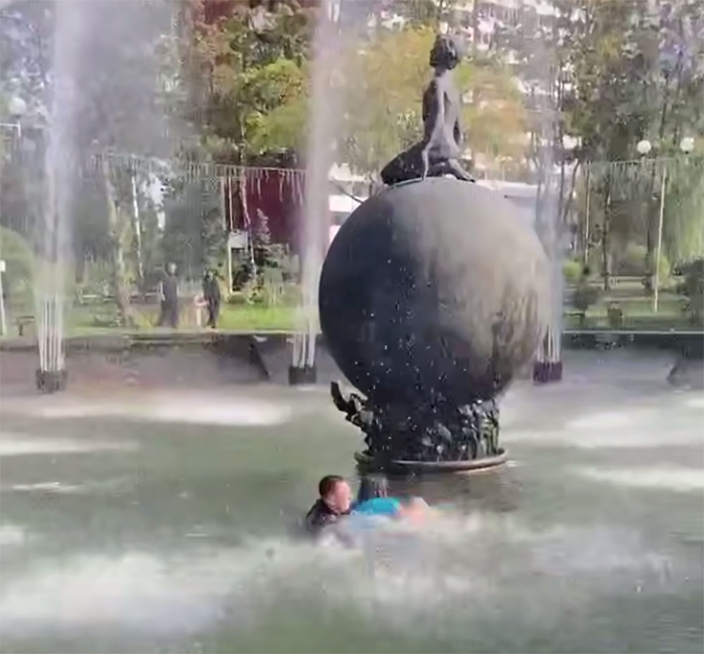 женщина в фонтане
