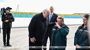Слезы счастья и подарок от Президента. Как Лукашенко нашел для хозяйства готового зоотехника