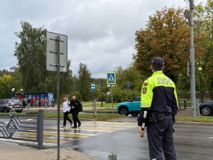 Сотрудники отдела ГАИ Новополоцкого ГОВД несут службу вблизи учреждений образования