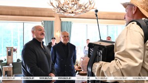 Президент посетил «Красный Бор»: дегустация мёда, разговор о туризме и баян в подарок пчеловоду